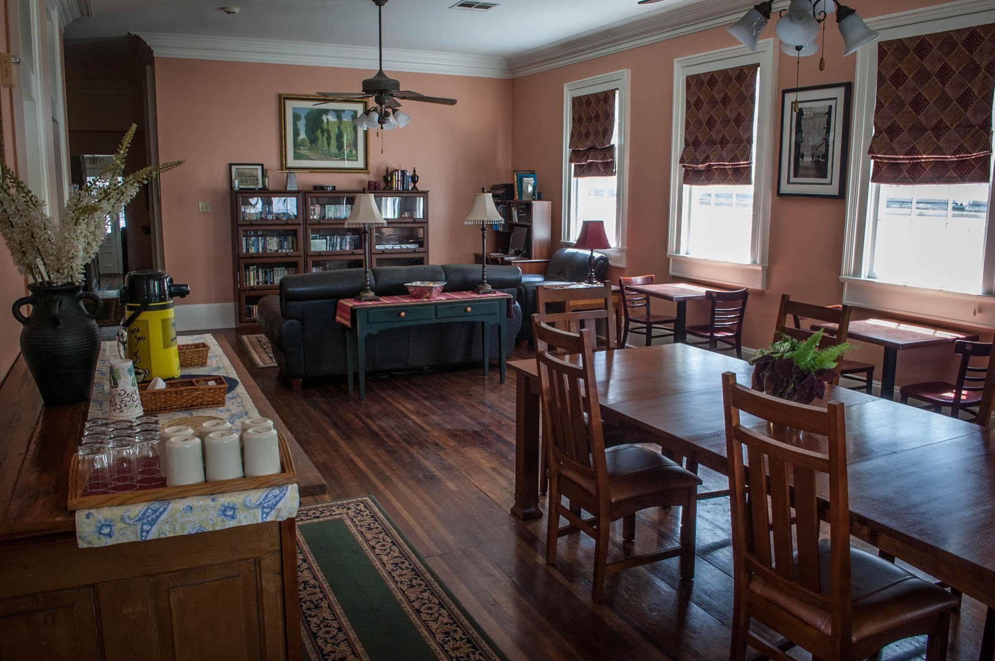 Elysian Fields Inn นิวออร์ลีนส์ ภายนอก รูปภาพ